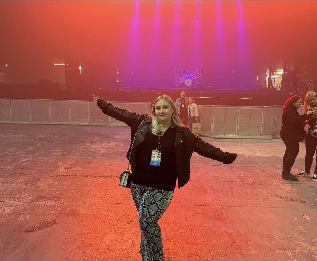 completemegs's tweet image. Thanks for the best day and evening @5SOS Your shows always feel like home 🏡
Even managed to get my fiancé on board this time around and he had a blast! 🤍 we can’t wait to see you back in London again soon!
#takemyhandlondon #TakeMyHandWorldTourLondon