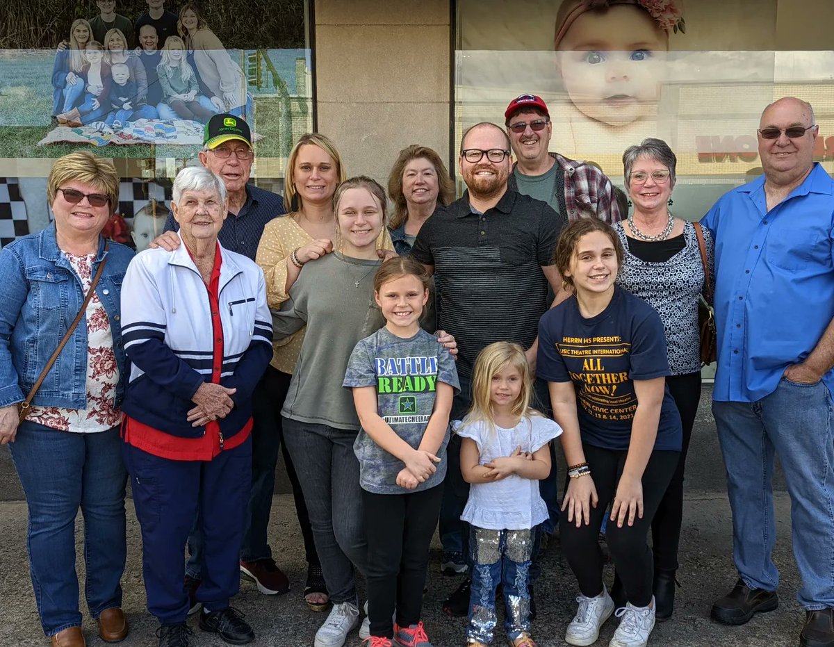 HerrinChamber's tweet photo. It was a beautiful day for a #RibbonCutting today in #SouthernIllinois. Congrats, Southern Roots Portraits! https://t.co/SSxAV70qCM
