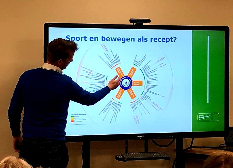 dennis_weijers's tweet photo. Op de werkconferentie 'Op de been blijven' van het Gezondheidscentrum Didam aan een grote groep zorgverleners het belang van sport en bewegen bij valpreventie toe mogen lichten. #montferlandbeweegt #sportakkoord https://t.co/jYiJzLbCzl