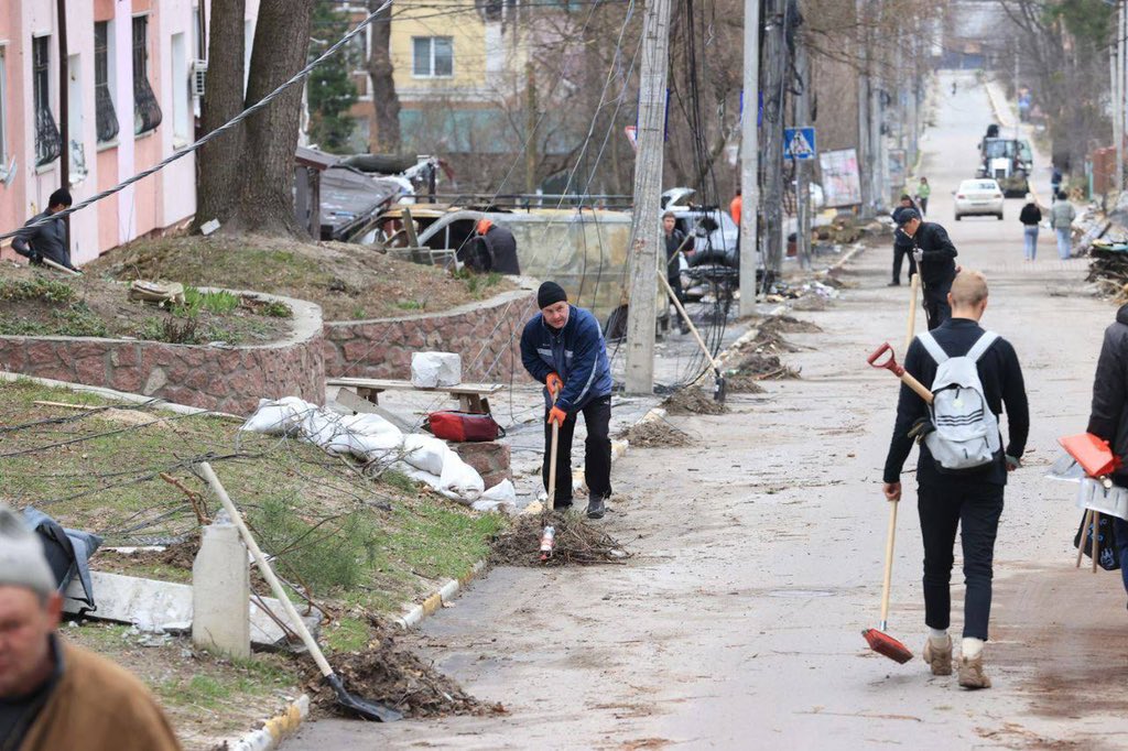 lapatina_'s tweet photo. Around 20 percent of #Irpin streets have been cleaned from debris already, just over a week after the city was liberated from Russian occupants. Hundreds of people volunteered to help.💔 https://t.co/V6CSP9V9PA