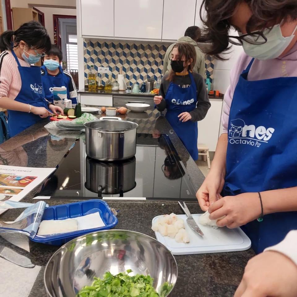 OctavioPazBCN's tweet photo. Aprenem a cuinar peix. Elaborem dues receptes que ens permeten incloure el peix blanc i el peix blau a la nostra dieta. #projecteCUINES https://t.co/muYY1HU8V8