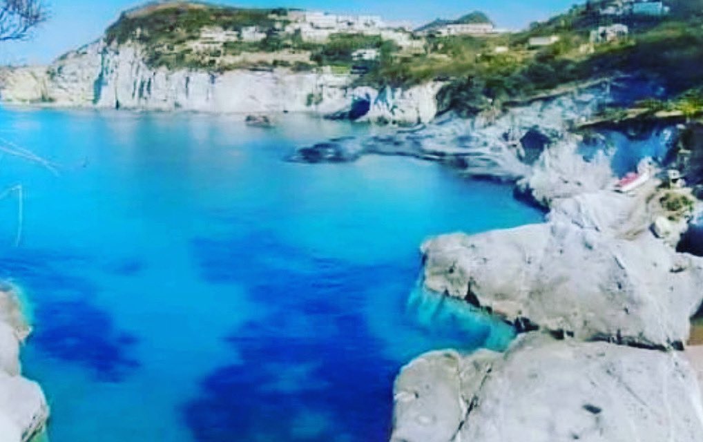 ponzadaycruiser's tweet photo. Non c’è nulla di più bello di uno scorcio di Ponza… vivila con la nostra barca con skipper. Contattataci, sapremo accontentarti! Chiamaci o scrivici al 377 0809871 #noleggiobarcaponza #ponza #ponzaisland #daycruiser #ponzadaycruiser #isolepontine https://t.co/Zv8G4GC6tX