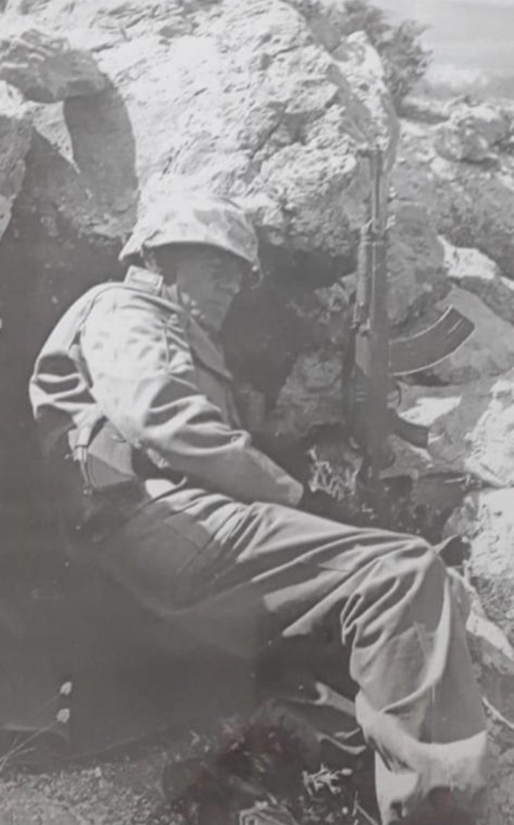 sabahatinismail's tweet photo. SAVAŞTAKİ GENERALİN ANLIK  İSTİRAHATİ
"Gazimağusa fatihi"olarak anılan emekli korgeneral Osman Fazıl Polat Paşa'nın hiç bilinmeyen aşağıdaki fotoğrafını bir arkadaşım gönderdi
Barış Harekatı'na 28. Tümen komutanı olarak katılan Osman F. Polat Paşa'nın silahına dayanıp istirahat+ https://t.co/BYzP5xI8YD