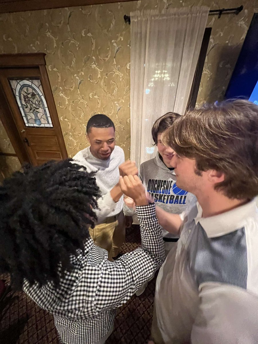 ethankissell15's tweet photo. First Final 4 in @DuchesneBball history✅️
All State Team✅️
1st Team All AAA Conference✅️
1st Team All District✅️
All AAA Academic Team✅️
#notfinished #history #secondpost https://t.co/jVdKwRrVvm