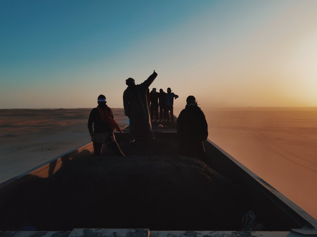 Minha amiga irlandesa que levou um daqueles telefones HUAWEI com lente Leica pra Mauritânia finalmente mandou hoje as fotos noturnas que tirou da gente e pqp que câmera incrível.