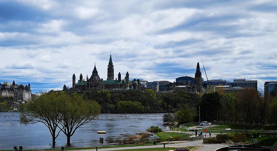 Who is ready for warmer weather and outdoor adventures? Come and explore our beautiful city this spring or summer! 🔆 

📸 : <a href="/roamwithash/">Ash</a>