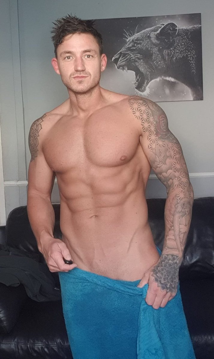 alpha_one_shred's tweet photo. New toy came today. Got a ring light and trying it out. What we think? What we wanna see? 😈 
#onlyfans #muscle https://t.co/rGNuKY191z