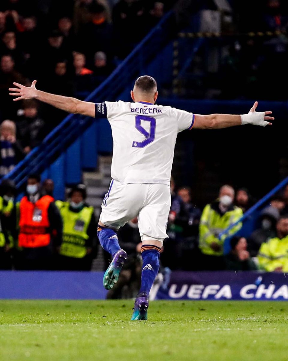 InvictosSomos's tweet photo. Solo 4 futbolistas han superado las 80 anotaciones oficiales en la UEFA Champions League: Cristiano (140), Messi (125), Lewandowski (85) y BENZEMA (81). El 'delantero sin gol' que está en el TOP 4 de goleadores históricos de la mejor competición del mundo a nivel clubes. TRANQUI. https://t.co/CYdMP4MI0W