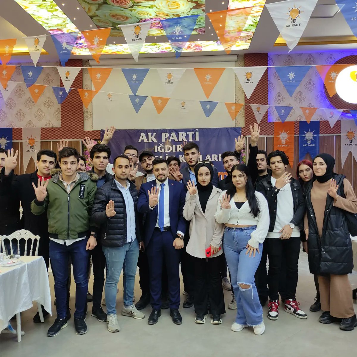 uniakigdir's tweet photo. 300 kişilik Üniak teşkilatı olarak @eyupkadirinan başkanımızı ağırladık 😎
@UniakGM @ak_arcaglar @avyusufibis @mucahidsuleyman @SametKARAKUZU25 @ekbercanturk767 https://t.co/qG4e06CZcq