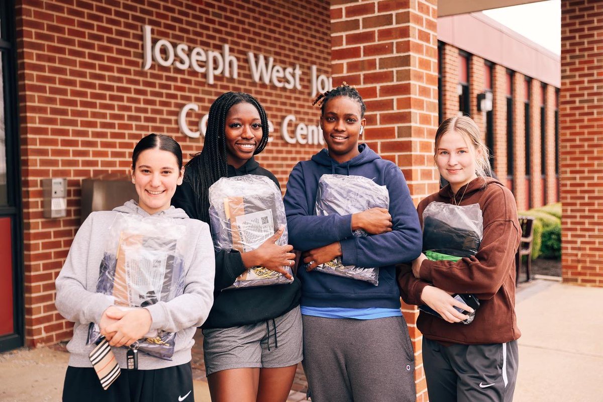 GBCEdu's tweet photo. Kicking off the countdown to commencement with Grad Fest ๐โก๏ธ
Class of 2022, only 23 days until you graduate! ๐งโ๐
๐ธ: Geoff Stone / Chari Konomi
#AchieveGreater #GBCFamily #LightningForever #ImABolt
#delaware #college #graduation https://t.co/5aYfjypVBx