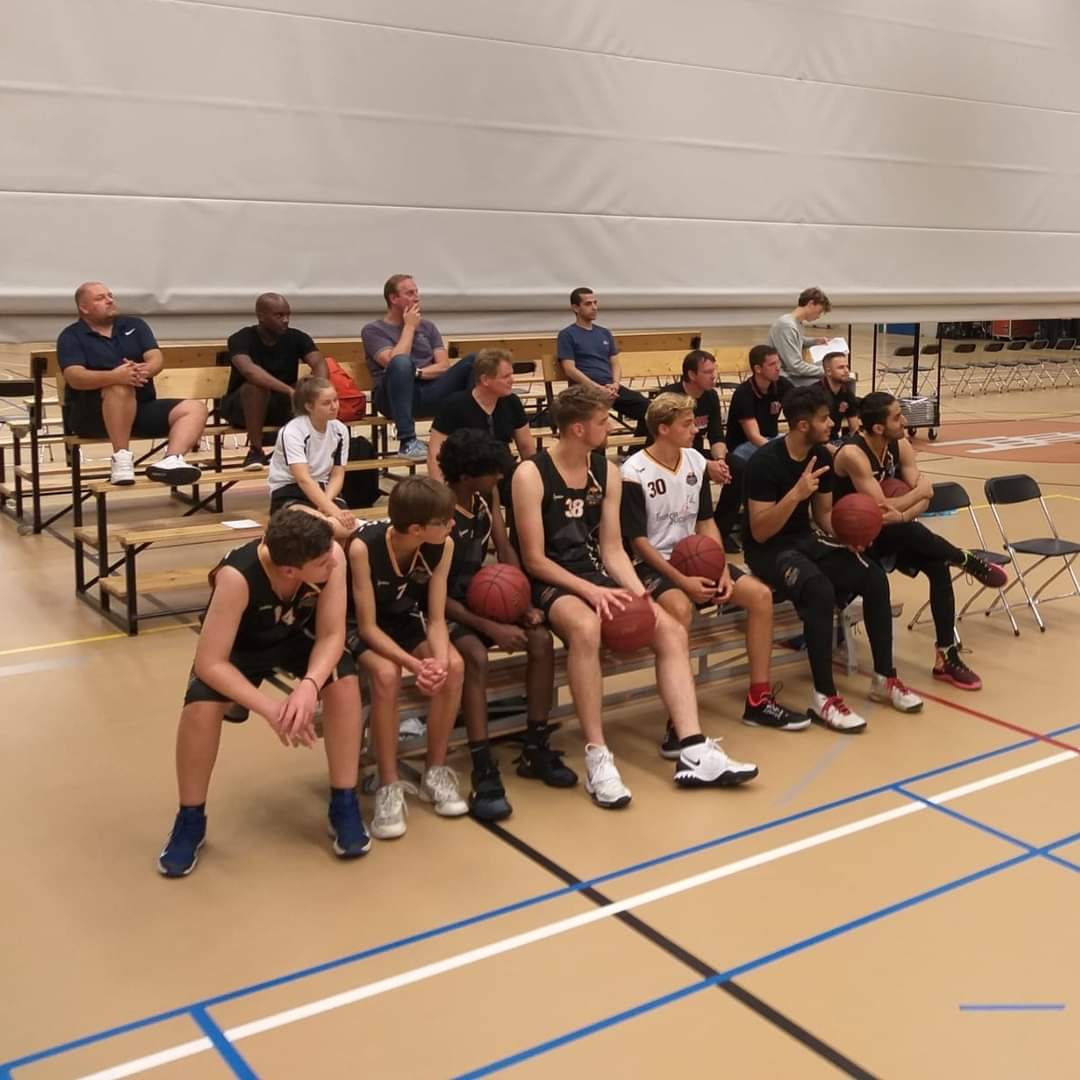 Bij Cangeroes is opleiden 1 van de 5 pijlers van het clubbeleid. We ondersteunen trainers en coaches door gezamenlijke plannen te maken, kennis te delen en elkaar te helpen. Er is nu een plek voor op onze website: Coach Corner. Kom je langs? 
🧡🦘🏀utrechtcangeroes.nl/coach-corner/