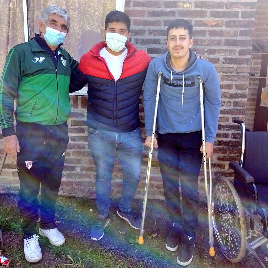 jorrjuarez's tweet photo. Tomi tuvo un grave accidente del que por suerte y gracias a Dios se está recuperando bien, dejo atrás las silla de ruedas y ahora continua su tratamiento con las muletas que le conseguimos junto a @FlavioCharo 💪🏽

Gracias a la familia por recibirme y por dejarme ayudar siempre 🙌🏽 https://t.co/k4WxxN2h19