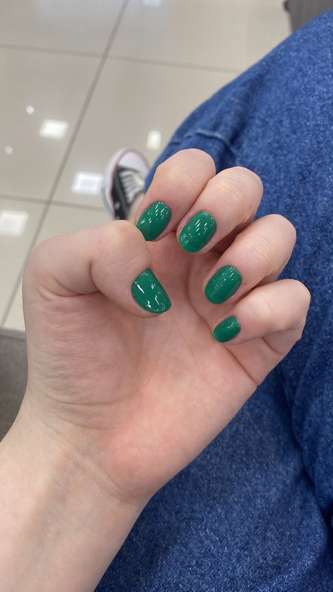 NowUnitedTalk's tweet photo. Fiz as unhas com o esmalte verde do Now United 

De 0 a 10, quão fã do shrek eu tô parecendo???? 🤩 https://t.co/itCpcuMBAj