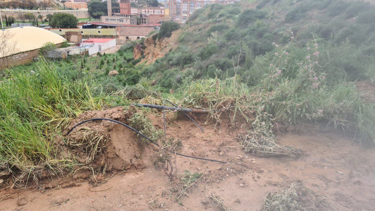 elecoCT's tweet photo. Volvemos con una consulta para @creect, @AsRascasa o quien los sepa.

¿Este destrozo en el cerro de Los Moros es por la ruta? Porque parece que a alguien se le fue la mano con el desbroce, ¿no? https://t.co/i86t7UtFvp