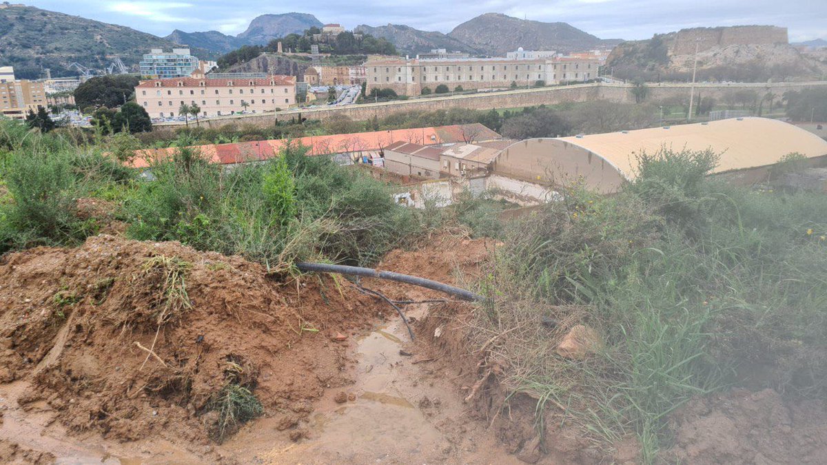elecoCT's tweet photo. Volvemos con una consulta para @creect, @AsRascasa o quien los sepa.

¿Este destrozo en el cerro de Los Moros es por la ruta? Porque parece que a alguien se le fue la mano con el desbroce, ¿no? https://t.co/i86t7UtFvp