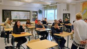 wendyisacsson's tweet photo. Teacher in #Sweden. No protective measures provided.
So what I did to reduce my risk?
I wear an FFP3 mask from the second I enter school. No coffee, no lunch, no toilet visits. I bought my own CO2 meter for all my classes (aranet 4), HEPA filter at home to protect my family #Safe https://t.co/omF1JYQHJl