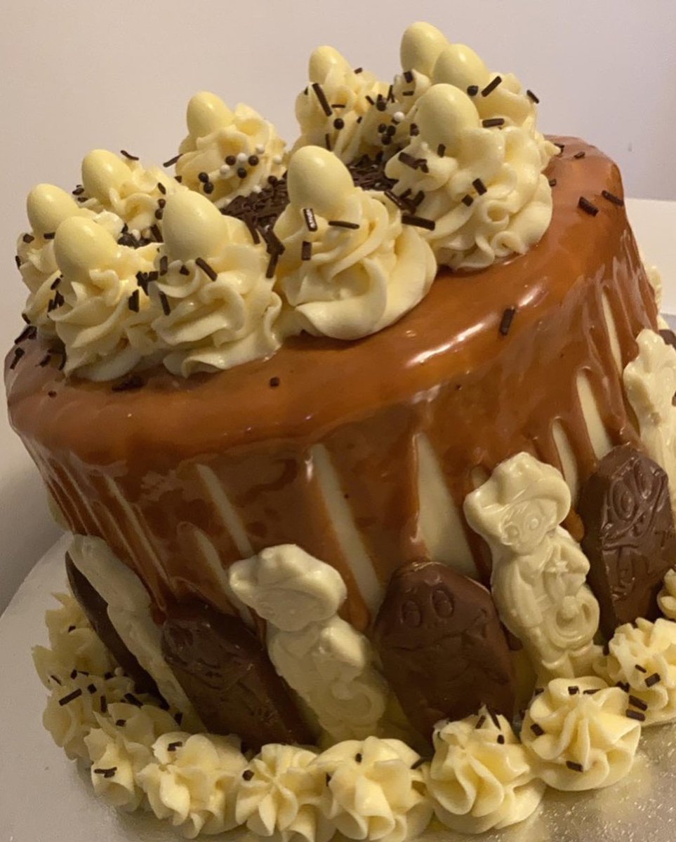 Brooksmeisters's tweet photo. Milkybar &amp; Freddo cake for a 14th Bday celebration. 4 layers of choc fudge cake, filled with Milkybar &amp; whipped cream buttercream, caramel drip &amp; decorated with Milkybar kids, Freddos, Milkybar eggs &amp; choc sprinkles #celebrationcake #custommadecake #bespokebake #potsandflours 🎂 https://t.co/ZXUyVPrrbS