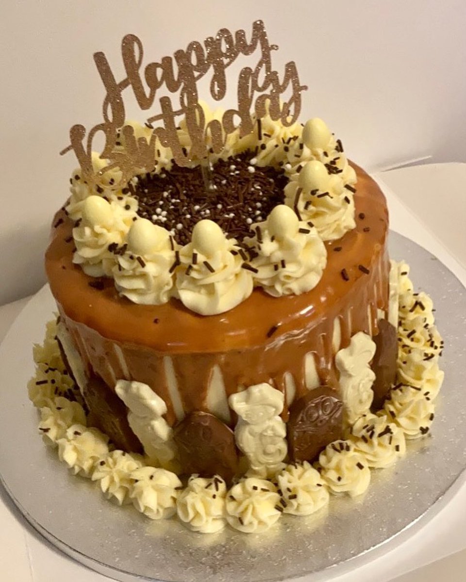 Brooksmeisters's tweet photo. Milkybar &amp; Freddo cake for a 14th Bday celebration. 4 layers of choc fudge cake, filled with Milkybar &amp; whipped cream buttercream, caramel drip &amp; decorated with Milkybar kids, Freddos, Milkybar eggs &amp; choc sprinkles #celebrationcake #custommadecake #bespokebake #potsandflours 🎂 https://t.co/ZXUyVPrrbS