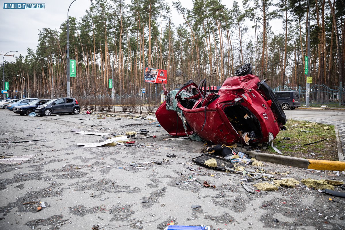 Autos wurden von Geschossen getroffen und durch die Luft geschleudert. Unvorstellbare Zerstörung in #Irpin, einem Vorort im Westen von #Kiew. // #Ukraine #Krieg