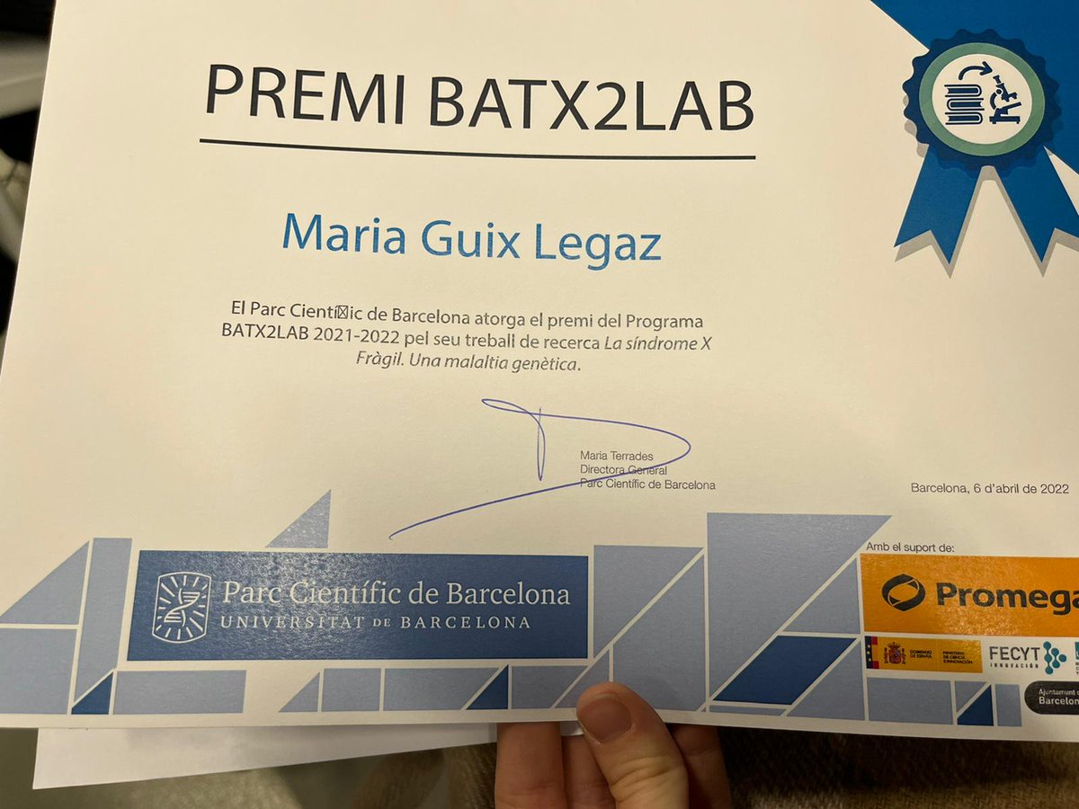 PadreDamianSSCC's tweet photo. 👏Estem molt contents i orgullosos perquè la nostra alumna Maria Guix, de 2n #batxpadredamiansscc, ha guanyat un dels tres premis de la 18a edició del #Batx2Lab del @PCB_UB. https://t.co/C6c7n5BYH2