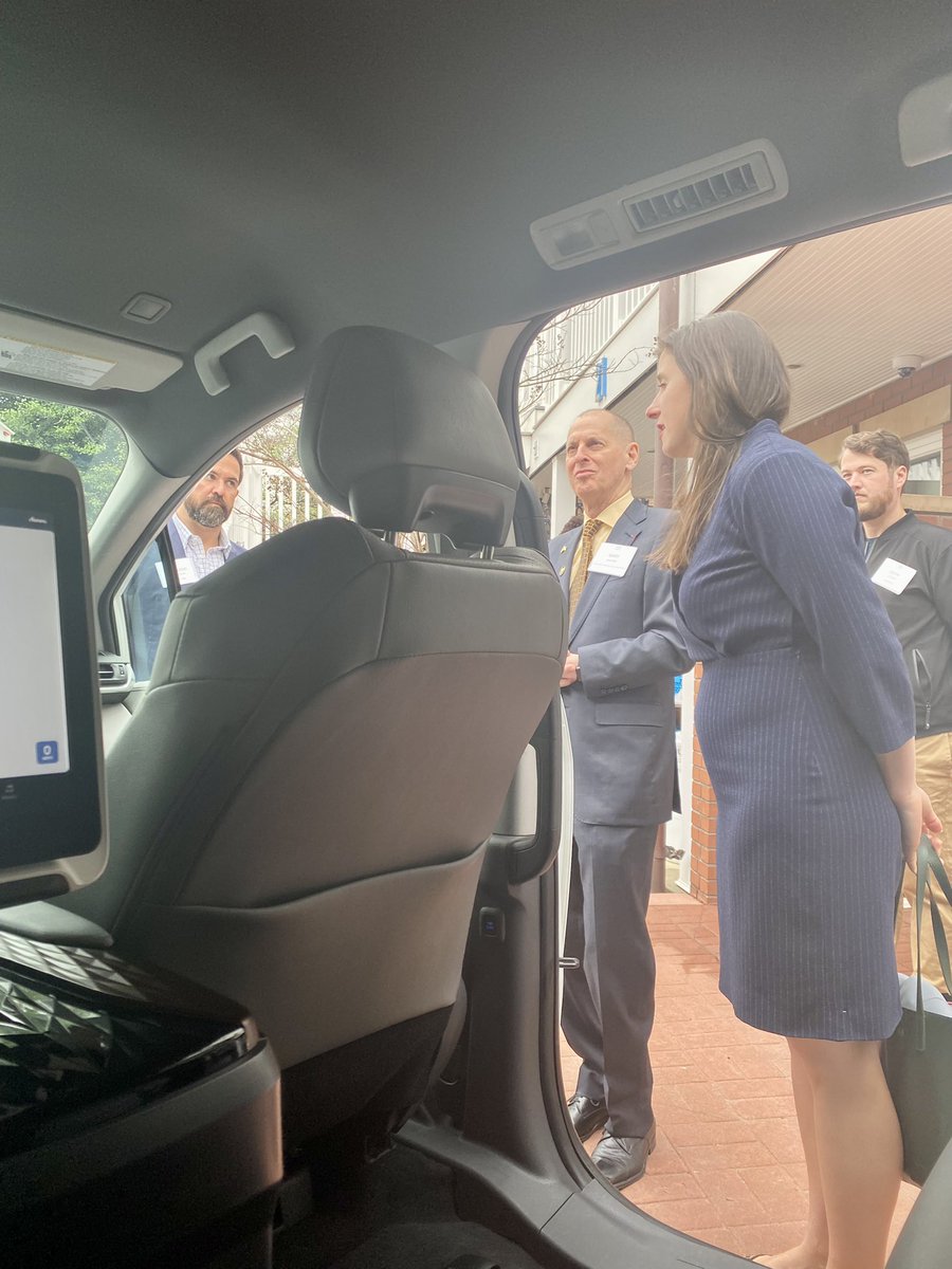 GaryShapiro's tweet photo. We need a federal framework for self-driving vehicles. Excited to see @aurora_inno exhibiting their AV at #CTATechWeek. https://t.co/P4UoFHiX1O