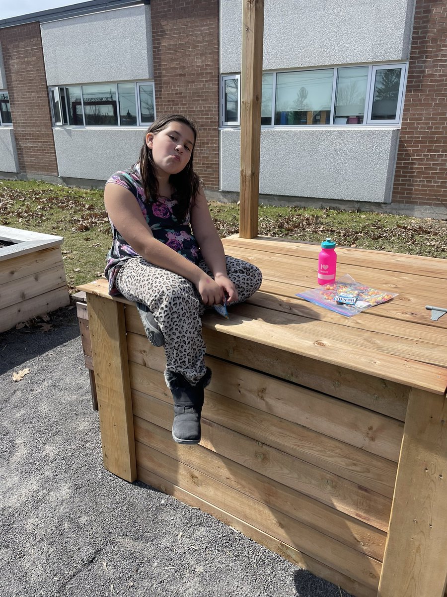 We couldn’t pass up this BEAUTIFUL weather! We had our lunch outside today!🌞🍎🥪