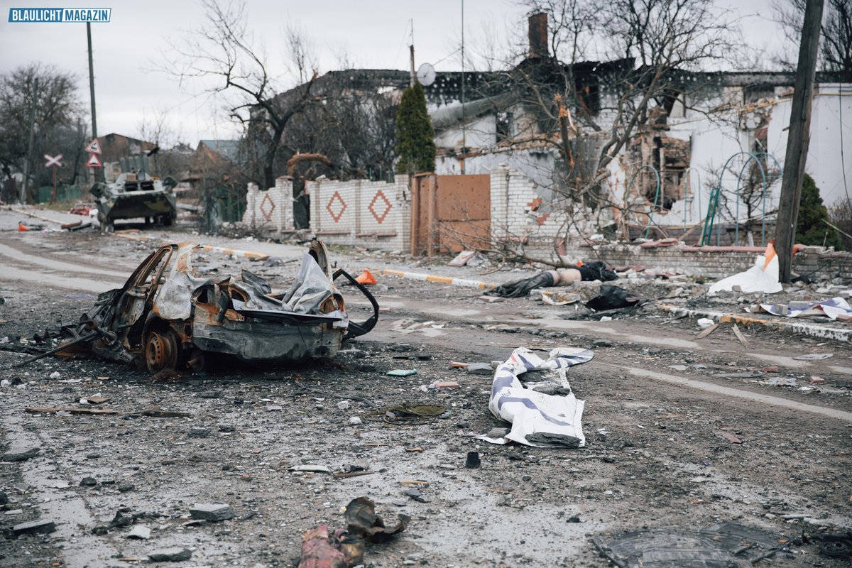 Auch heute lagen stellenweise noch #Leichen am Straßenrand, da es einfach zu viele sind, um alle auf einmal wegzuräumen. Es gibt Massengräber. // #Ukraine #Krieg #Irpin #Butscha