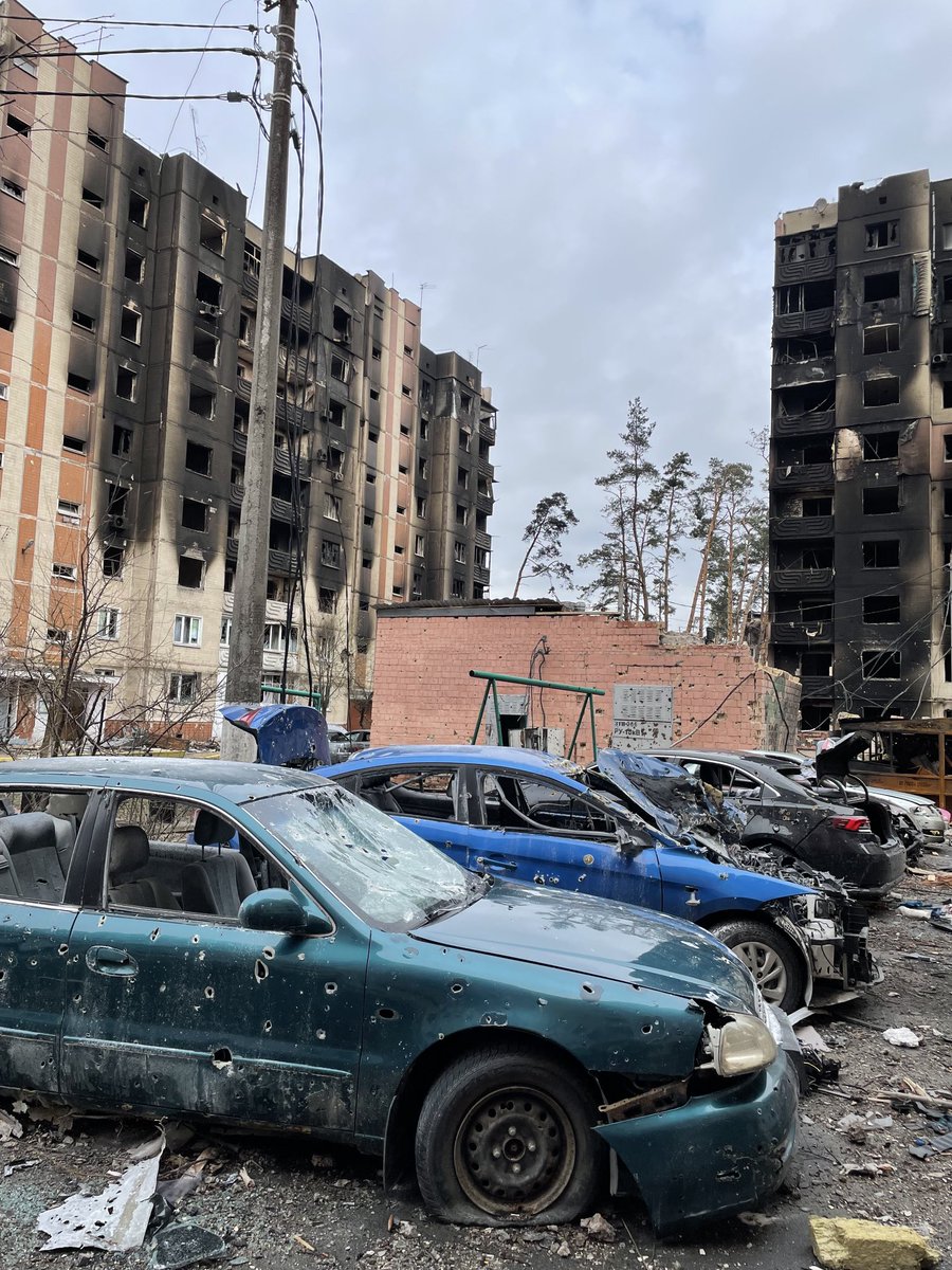 Es sind Wohnhäuser. Wo Familien mit Kindern lebten. Wo Menschen zusammenkamen, wo gelacht und geweint wurde. Und wo jetzt nichts mehr ist. Keine Geräusche des Lebens. Nur Stille. Ein Krieg gegen die Zivilbevölkerung: Früher lebten in #Irpin fast 100.000 Menschen. Heute 3.500.