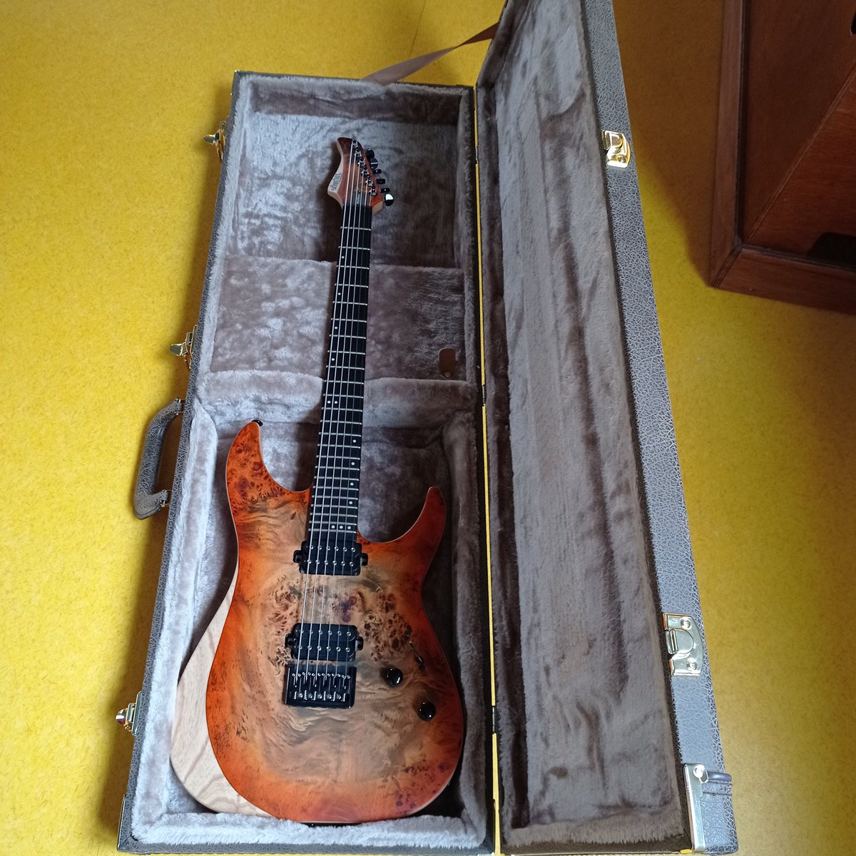 ChamEcole's tweet photo. L'éveil musical se poursuit en Maternelle grâce à Julien qui est venu nous présenter sa guitare électrique baritone !! Un grand merci ! #musique #PEAC #Maternelle https://t.co/nT6zMVRxm3