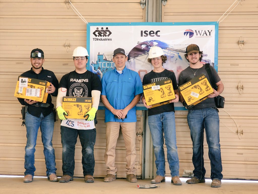 BrandeisWoods's tweet photo. #brandeiswoodshop
1st place #TexasConstructionCareersInitiative "Build Competition" congratulations to these 4 construction students. They worked really hard and were rewarded with the win and a nice set of Dewalt tools.. https://t.co/xmOmI0qOws