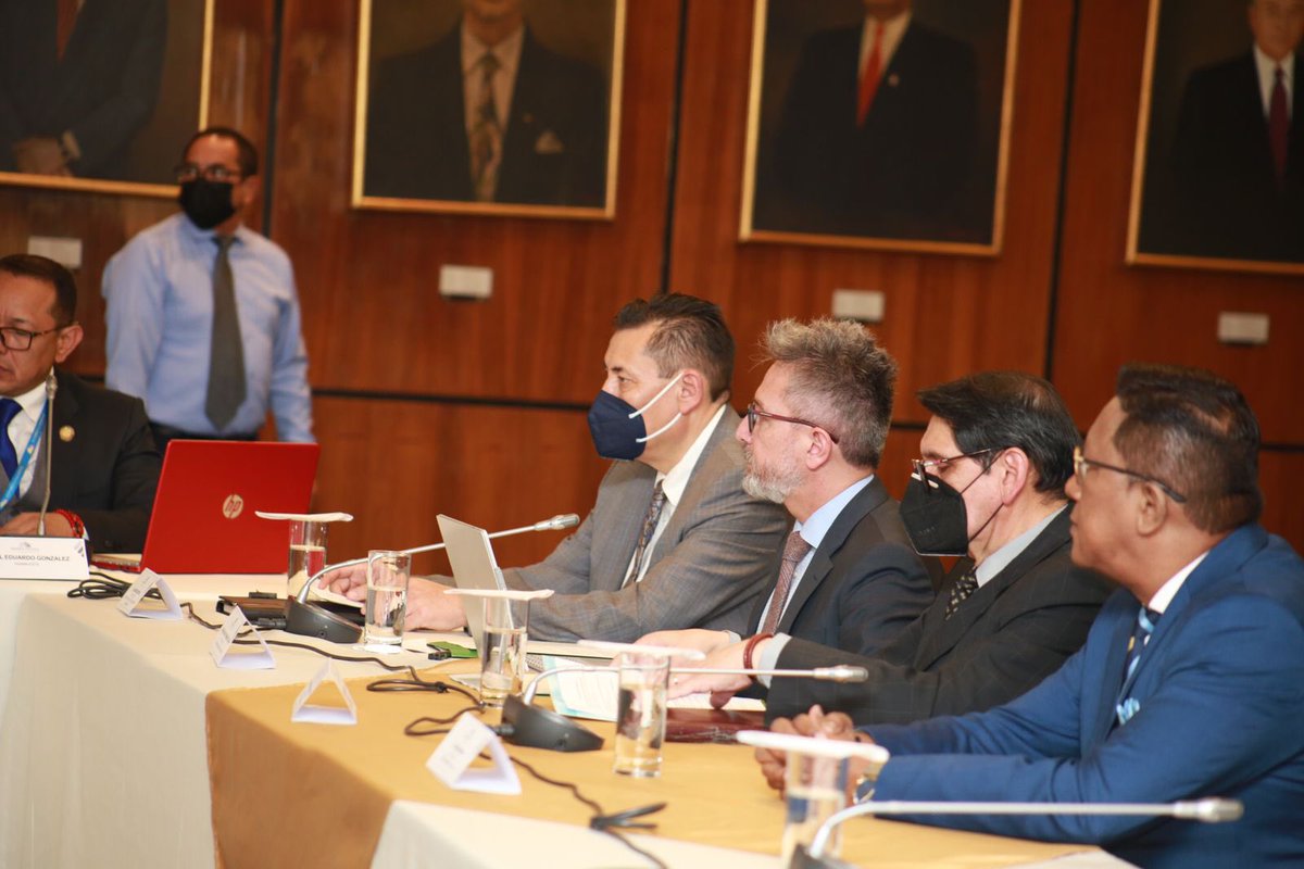 IESSec's tweet photo. Hoy, Francisco Cepeda, presidente del Consejo Directivo del @IESSec, junto a Nelson García, director general y Daniel Rodríguez, director del Seguro de Salud, Individual y Familiar, comparecen ante la @AsambleaEcuador sobre la terminación de contratos del personal de salud. https://t.co/Jewii5jo21
