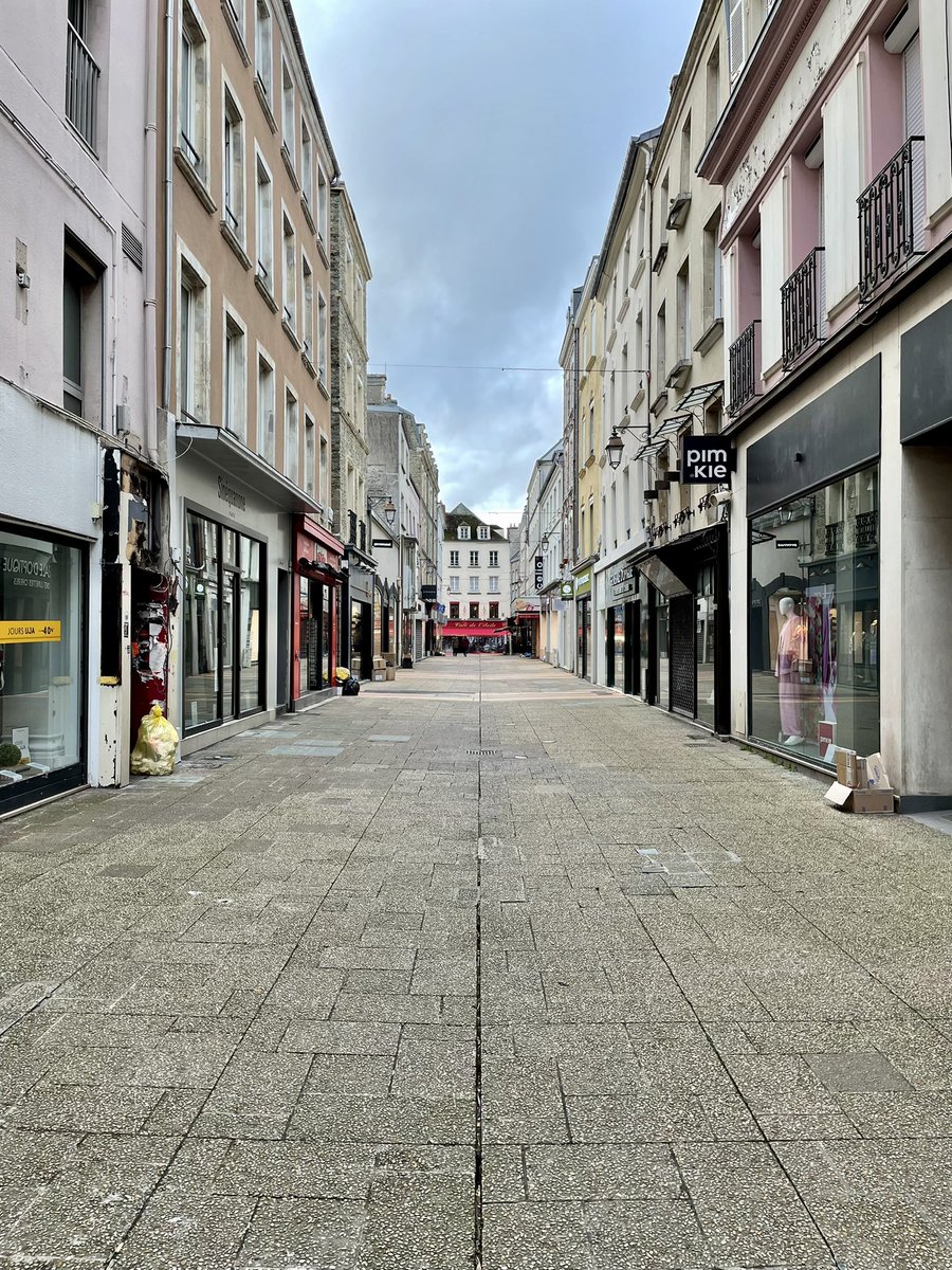 sebastienfagnen's tweet photo. Ce soir, nous présentions avec @ArriveBenoit le projet de rénovation des rues piétonnes aux commerçants et habitants de la @VilleCherbourg. Les discussions ont été nombreuses et prometteuses pour la réussite de ce grand chantier du #CœurDeVille. L’ambition est au rendez-vous ! https://t.co/3KssjuWSJp