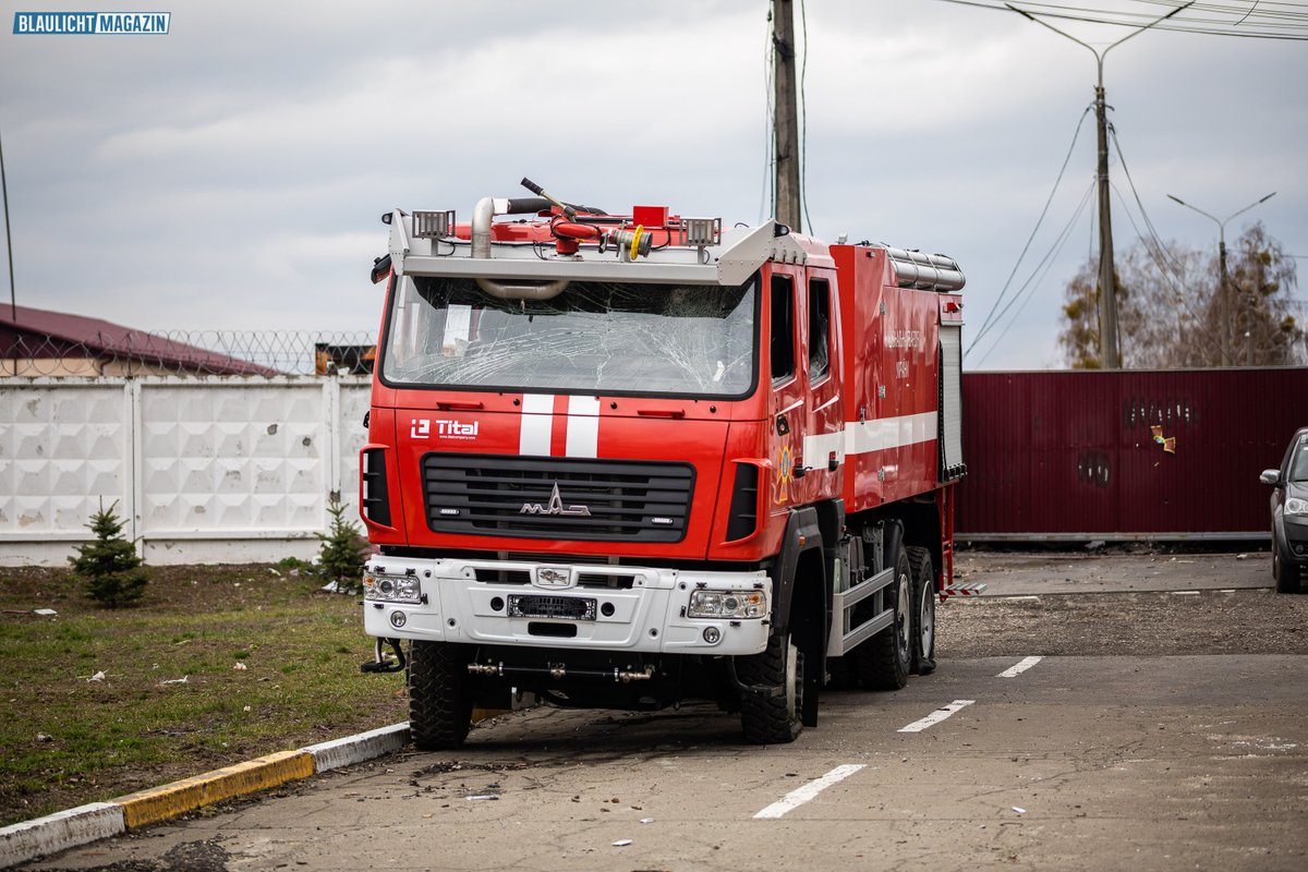 Auch die #Feuerwehr blieb nicht verschon von den Angriffen, auch wenn dieses Fahrzeug noch halbwegs "gut" aussieht. // #Hostomel #Ukraine #Kiew