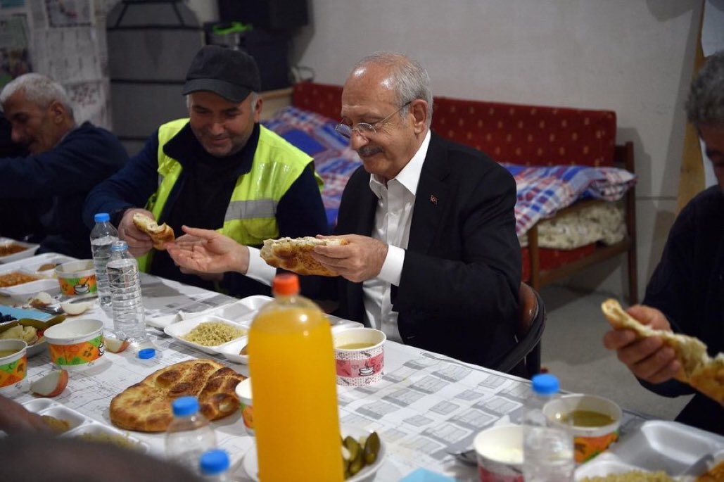 mvednanarslan's tweet photo. Her daim, işçinin ve emekçinin yanında duran, lokmasını pay eden bir lider...

Genel Başkanımız Sayın Kemal Kılıçdaroğlu, inşaat emekçileri ile iftar yemeğinde bir araya gelerek, sorunlarını ve taleplerini dinledi...

#GeliyorGelmekteOlan https://t.co/bk4RggprZi