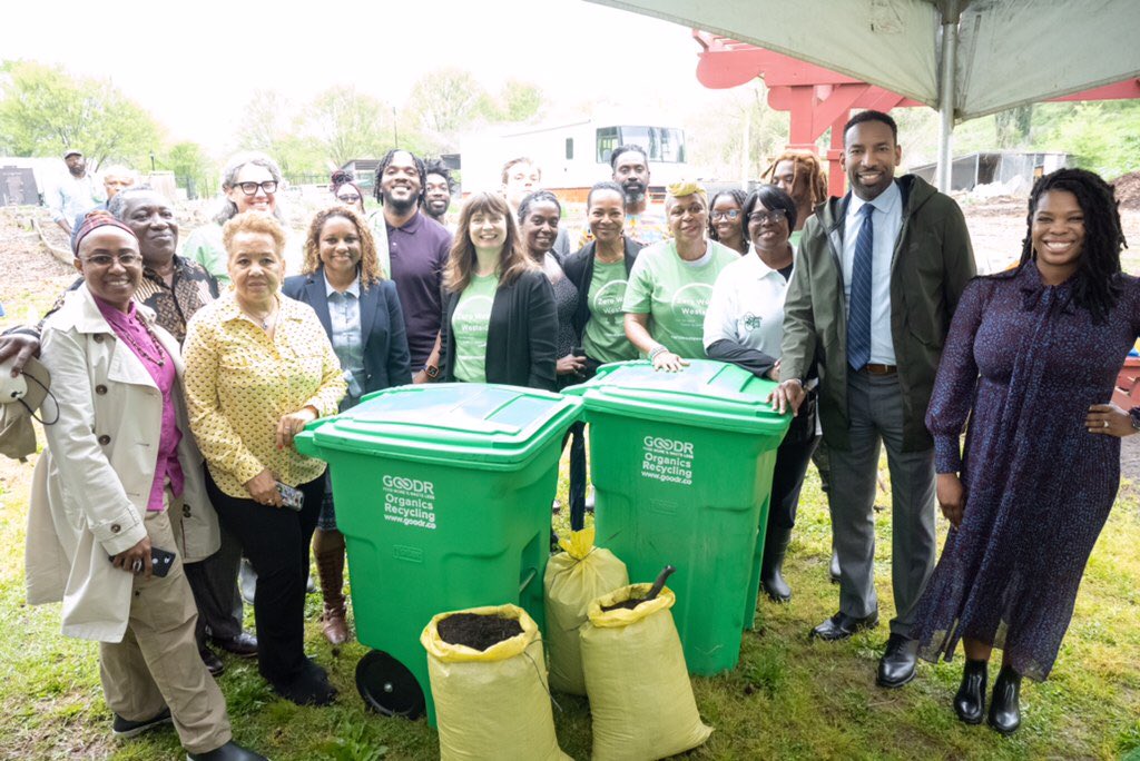 In the spirit of equity of action, Mayor @Andreforatlanta joined <a href="/Microsoft/">Microsoft</a> to celebrate the Microsoft Zero Waste Project Grant of $200K - which will uplift small and minority businesses and increase food access to underserved communities on Atlanta’s westside.