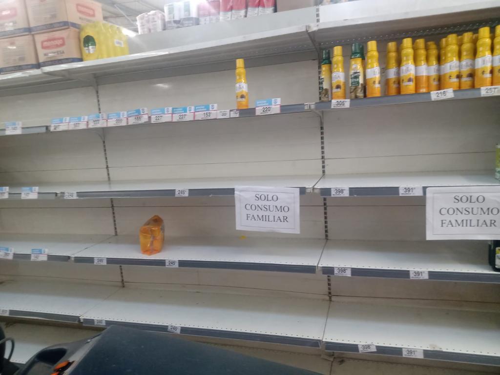 Carrefour Ituzaingó, 06/04/2022 17,30 hs... como compra la gente!!! No le dan tiempo a reponer