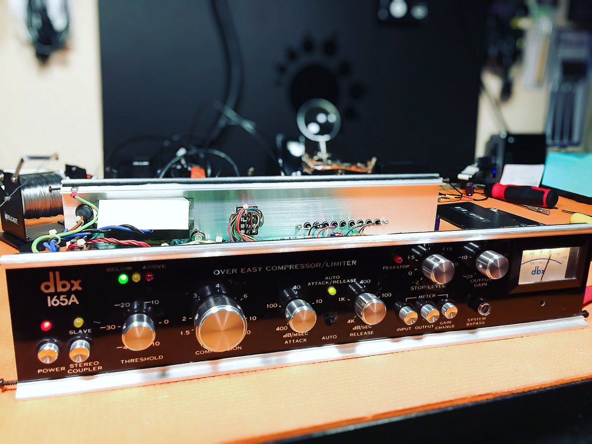 Another guy is ready to…. 
dbx 165A, Over easy Compressor/Limiter_After our Mod 👍🎶🎶
<a href="/ibeatrich/">De Avila Richard</a> <a href="/ibeatmixer/">Juan Carlos Nieto G.</a> 
#dbx165a #audiocompressor #mixing #juancarlosnietog #richarddeavila #ibeathouse #audioengineer #amazing #electronicengineering #audio #mastering #masteringonline