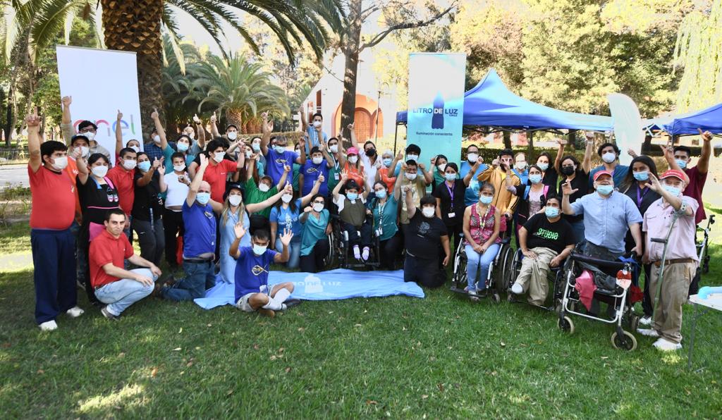 EnelChile's tweet photo. Junto a @litroluzchile nuestros voluntarios y los residentes de @cotto_chile nos unimos para elaborar luminarias solares e instalarlas en espacios comunes de  la Fundación. La iniciativa promueve el uso de #EnergíasRenovables y sigue el camino hacia una #TransiciónEnergéticaJusta https://t.co/jwR77CSVtX