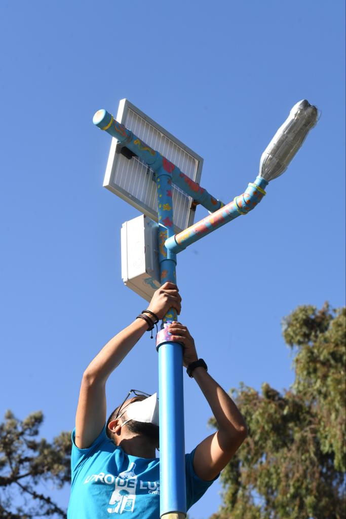 EnelChile's tweet photo. Junto a @litroluzchile nuestros voluntarios y los residentes de @cotto_chile nos unimos para elaborar luminarias solares e instalarlas en espacios comunes de  la Fundación. La iniciativa promueve el uso de #EnergíasRenovables y sigue el camino hacia una #TransiciónEnergéticaJusta https://t.co/jwR77CSVtX