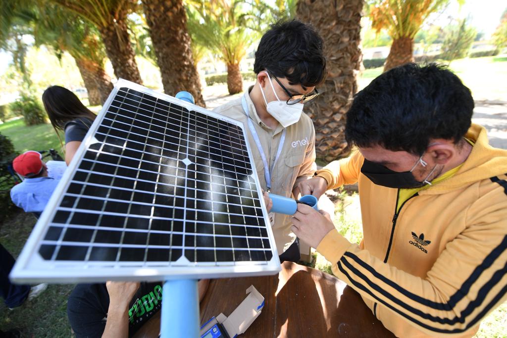 EnelChile's tweet photo. Junto a @litroluzchile nuestros voluntarios y los residentes de @cotto_chile nos unimos para elaborar luminarias solares e instalarlas en espacios comunes de  la Fundación. La iniciativa promueve el uso de #EnergíasRenovables y sigue el camino hacia una #TransiciónEnergéticaJusta https://t.co/jwR77CSVtX
