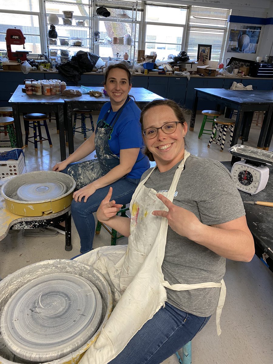RayburnU's tweet photo. Thank you, Ms. Thompson for teaching your amazing skills to some of the most difficult students you have ever had! What a way to unwind on a Wednesday! We ❤️ @TexanArt! 👏💙👏🧑‍🎨🏺😊 https://t.co/1acdqmBSDm