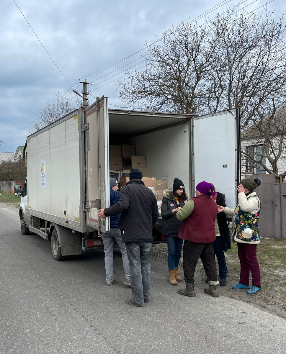chefjoseandres's tweet photo. After 35 days of occupation, the town of Hostomel outside Kyiv is now liberated… Today the @WCKitchen team delivered fresh meals &amp; thousands of kits of food to residents here and surrounding towns! And we will keep coming back… #ChefsForUkraine 🇺🇦 https://t.co/sy7Lfw2vBT