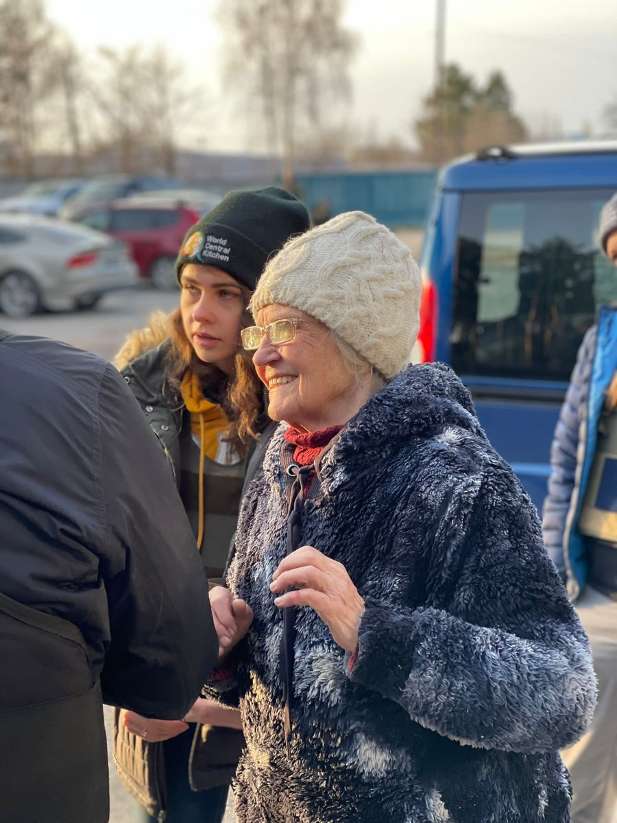 chefjoseandres's tweet photo. After 35 days of occupation, the town of Hostomel outside Kyiv is now liberated… Today the @WCKitchen team delivered fresh meals &amp; thousands of kits of food to residents here and surrounding towns! And we will keep coming back… #ChefsForUkraine 🇺🇦 https://t.co/sy7Lfw2vBT
