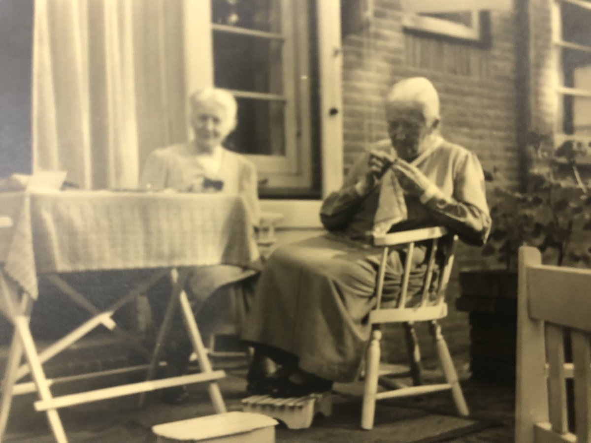 marceldjong's tweet photo. bezig met Research voor biografie #volksverheffer #emilieknappert - voor @uitgpassage . Vandaag waardevol en mooi gesprek gehad met Leidse historicus #corsmit en in #erfgoedleidenenomstreken foto’s van #emilie #knappert (hakend) en haar zussen en schoonzus gevonden. Mooie dag! https://t.co/tVZuh5RMQD