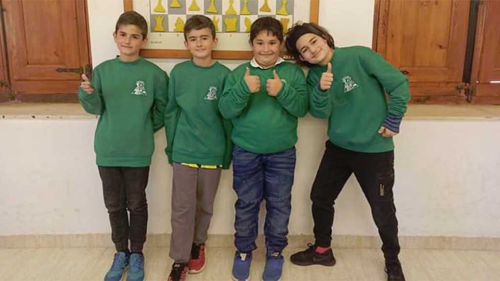 Ebresports1's tweet photo. Els joves components del Peó Vuit B de Roquetes campions del grup II de Tercera Provincial Catalana d'escacs

▶ LA NOTÍCIA: https://t.co/wvAaQbQBpB

@escacs_cat @AjRoquetes #PacoGas @IMaigi @esportcat @JoanBarbera7 @XimoRambla #Roquetes #TerresdelEbre https://t.co/cnjJnmgLvn