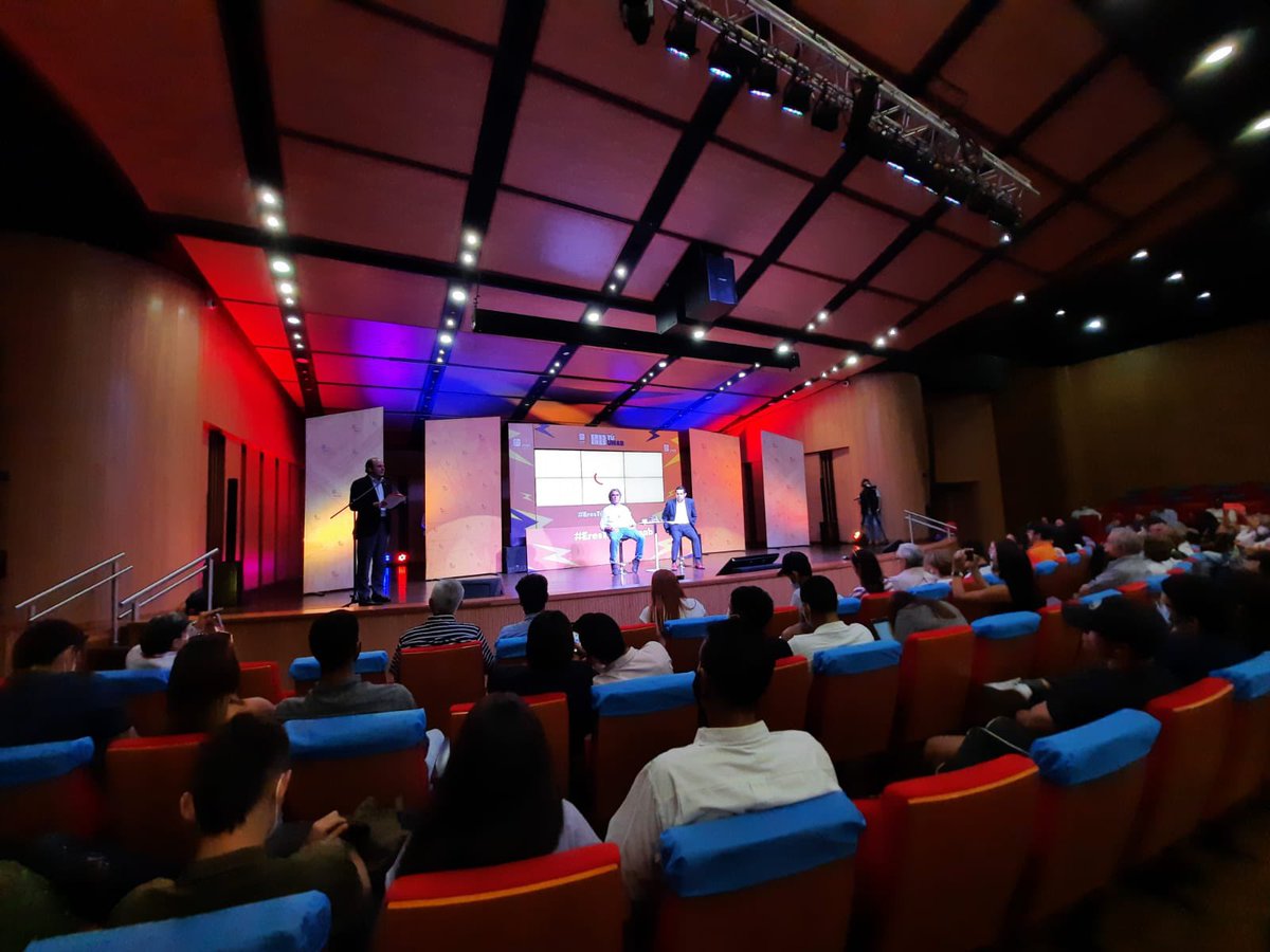 sergio_fajardo's tweet photo. Dicen que nadie se lee un programa de gobierno pero los estudiantes de la @unab_online hicieron la tarea. Me voy feliz de Bucaramanga. Tenemos las mejores propuestas y quiero que las conozcan. A propósito, ¿ya vieron el resumen del plan de gobierno? 👉🏽 https://t.co/IJQA8E6sK7 https://t.co/UbcxSiU0s5