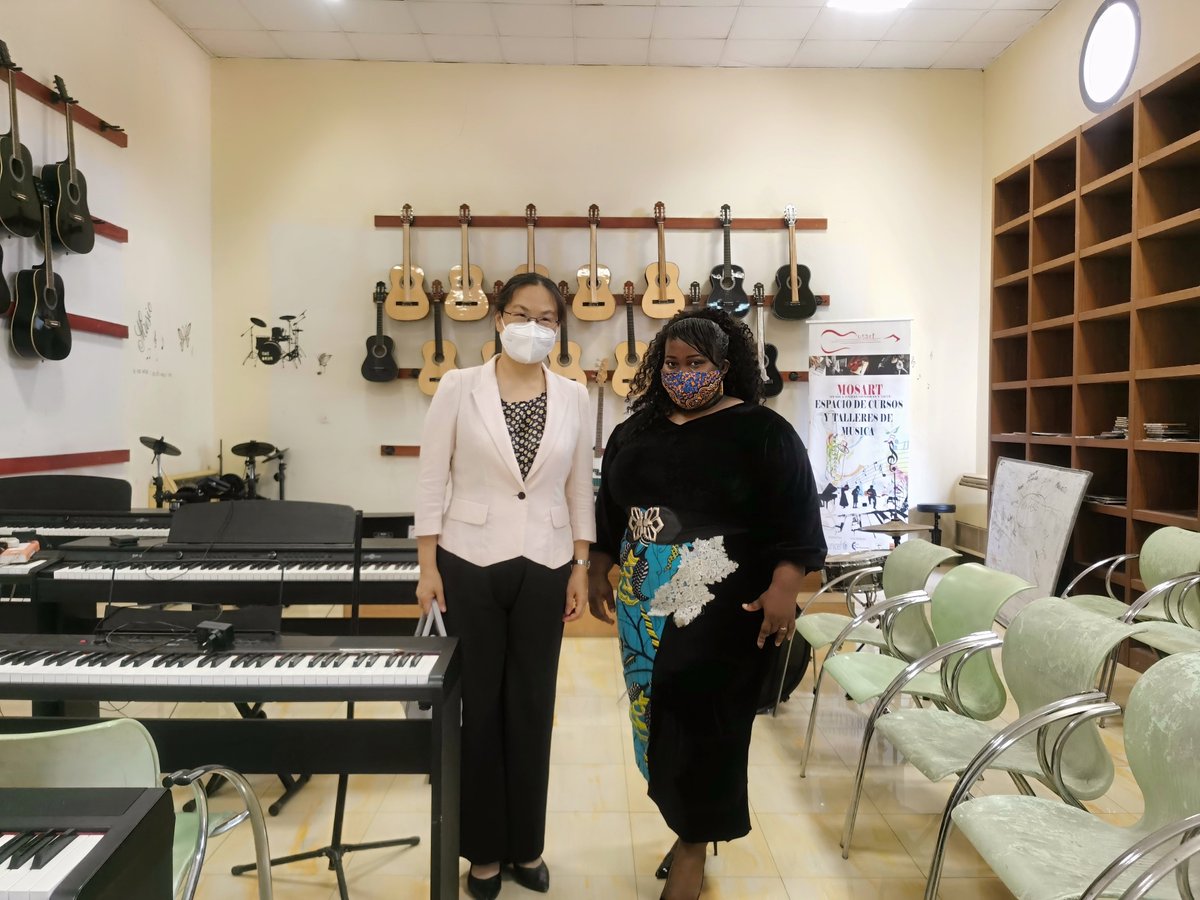 EmbChinaGE's tweet photo. Hoy la Embajadora Qi Mei visitó la Escuela de Música #Mosart y la Srta Nélida hizo una presentación detallada sobre el desarrollo actual de la escuela. Discutieron el apoyo a la educación musical ecuatoguineana y los intercambios culturales entre China y GE. https://t.co/71c9U9KHt5