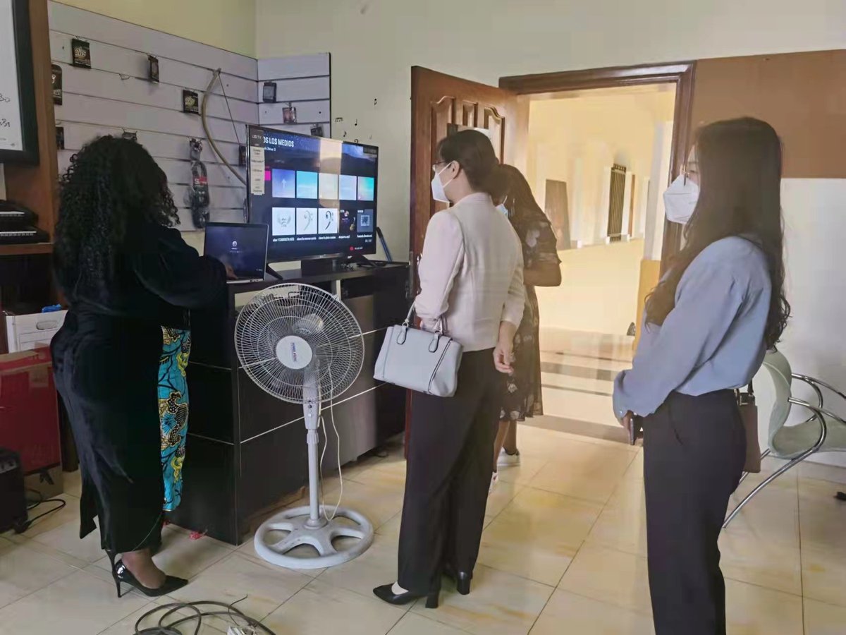 EmbChinaGE's tweet photo. Hoy la Embajadora Qi Mei visitó la Escuela de Música #Mosart y la Srta Nélida hizo una presentación detallada sobre el desarrollo actual de la escuela. Discutieron el apoyo a la educación musical ecuatoguineana y los intercambios culturales entre China y GE. https://t.co/71c9U9KHt5