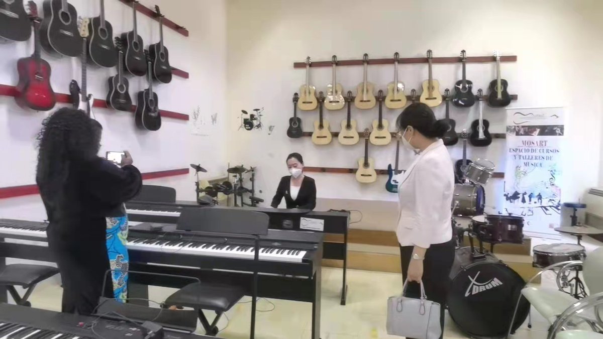 EmbChinaGE's tweet photo. Hoy la Embajadora Qi Mei visitó la Escuela de Música #Mosart y la Srta Nélida hizo una presentación detallada sobre el desarrollo actual de la escuela. Discutieron el apoyo a la educación musical ecuatoguineana y los intercambios culturales entre China y GE. https://t.co/71c9U9KHt5