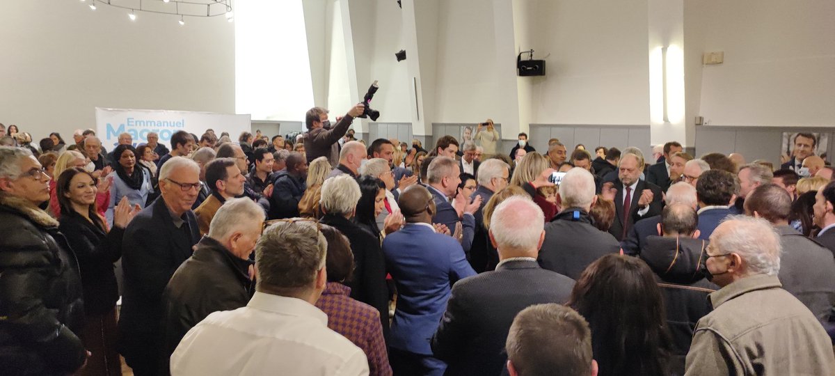 enmarche39's tweet photo. Merci @f_patriat et @E_DupondM pour cette réunion publique #AvecMacron dès le 10 Avril dans les #urnes
Merci #dijon et son représentant @frebsamen 🙏🇨🇵
#abloc #Jam39 https://t.co/In4GSnAqh8